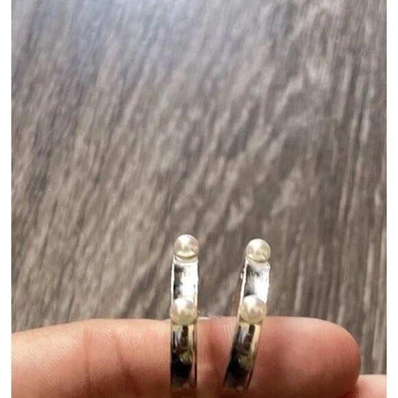 Vintage Majorica Women’s White 3 Pearl Silver Tone Hoop Earrings 1” RARE - Picture 11 of 13